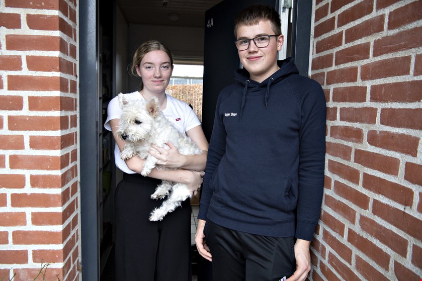 17-årige Asger Degn, der bor i Ravnkilde i Rebild Kommune må ikke tage i skole på HTX i Aars i Vesthimmerlands Kommune - derfor kan han regne med ekstra undervisning, når der engang lukkes op for kommunegrænserne